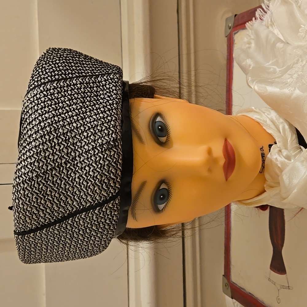 Evelyn Varon vintage black and white pillbox hat 👒
